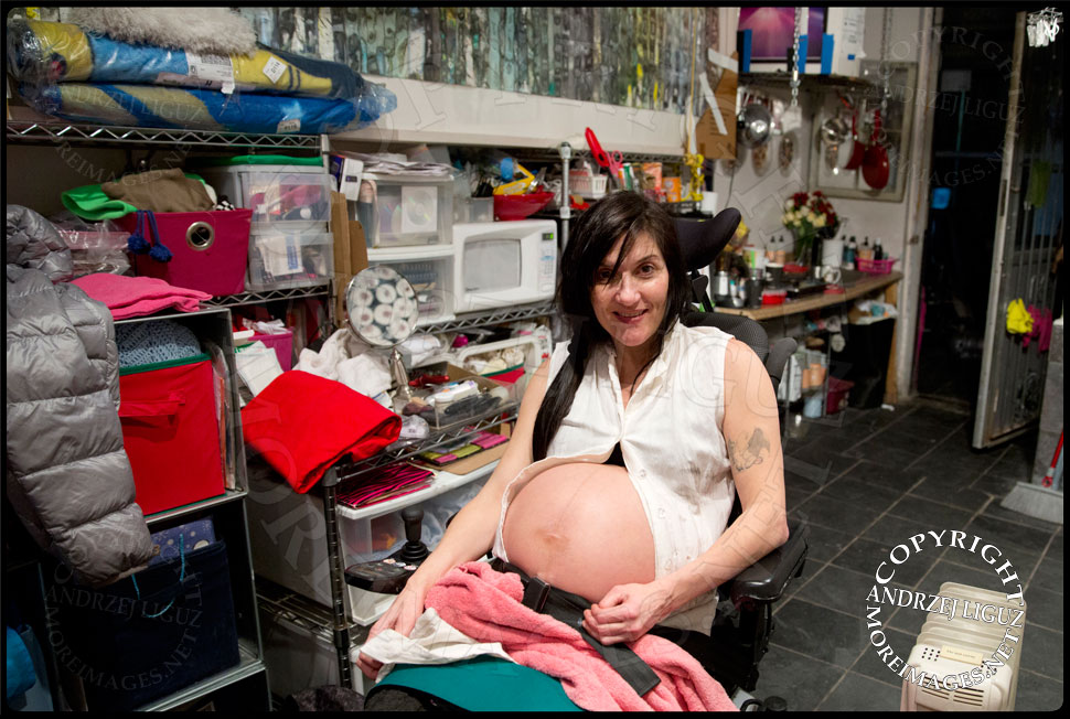 Artist Theresa Byrnes pregnant with her son Sparrow Joe Louis 2014-02-04 in her East Village apartment © Andrzej Liguz/moreimages.net. Not to be used without permission