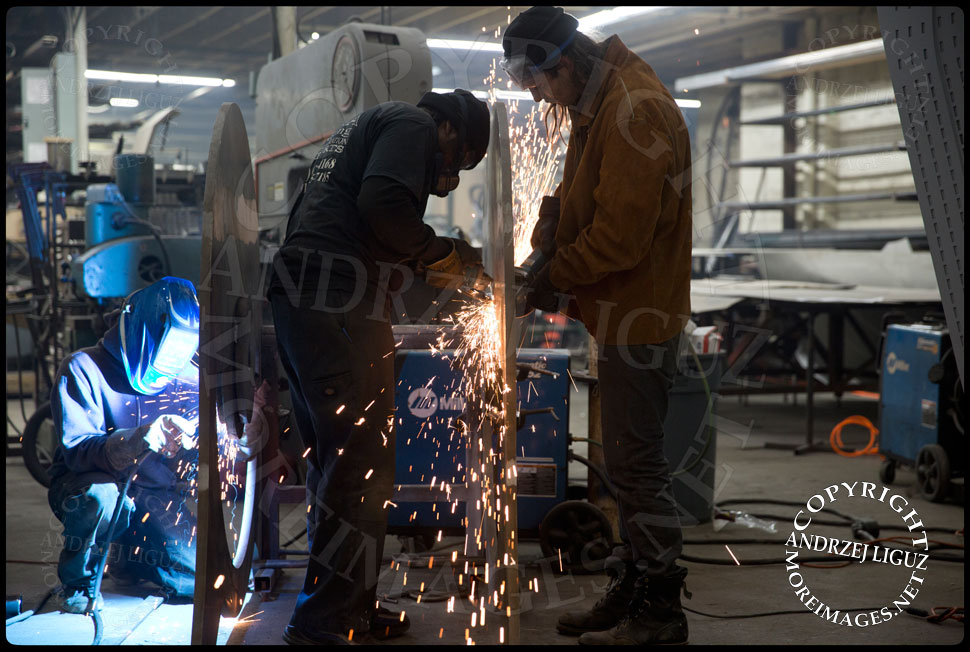 Finishing the base of the 'Seagram' sculpture at the Serett Metal workshop © Andrzej Liguz/moreimages.net. Not to be used without permission