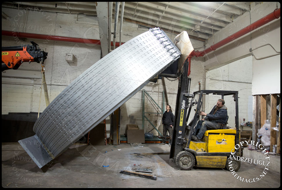 Josh Young moving the 4.5 Tonne 'Helmsley' sculpture so it can fit through the doors at the Serett Metal workshop © Andrzej Liguz/moreimages.net. Not to be used without permission