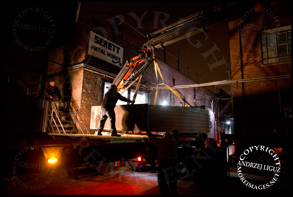 The 'Helmsley' sculpture being maneuvered onto the truck outside the Serett Metal workshop © Andrzej Liguz/moreimages.net. Not to be used without permission