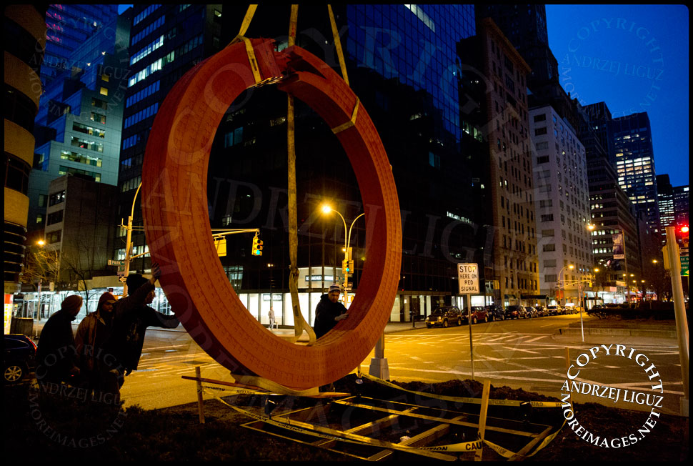 Moving the 'Sherry Netherland' sculpture into position at 59th St and Park Avenue © Andrzej Liguz/moreimages.net. Not to be used without permission