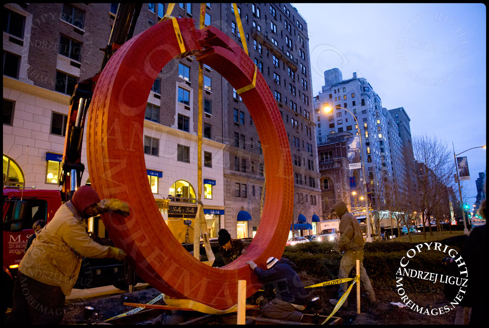 Moving the 'Sherry Netherland' sculpture into position at 59th St and Park Avenue © Andrzej Liguz/moreimages.net. Not to be used without permission