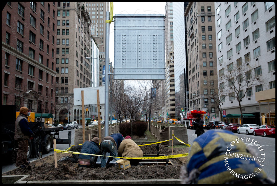 Bolting the 'Flatiron' sculpture into position at 61st St and Park Avenue © Andrzej Liguz/moreimages.net. Not to be used without permission