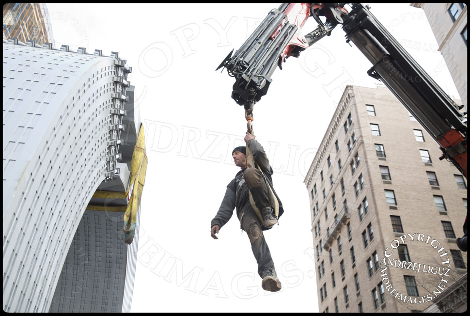 Shane riding the crane above the 'Helmsley' sculpture at 65th St and Park Avenue to remove the straps © Andrzej Liguz/moreimages.net. Not to be used without permission