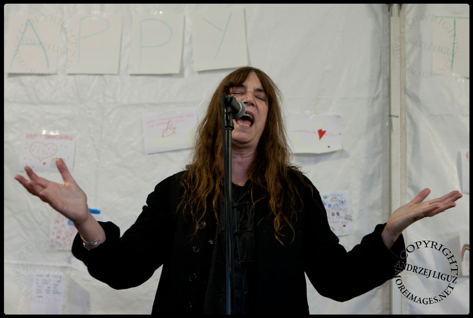 Patti Smith performing for volunteers at Veggie Island in The Rockaways © Andrzej Liguz/moreimages.net. Not to be used without permission.
