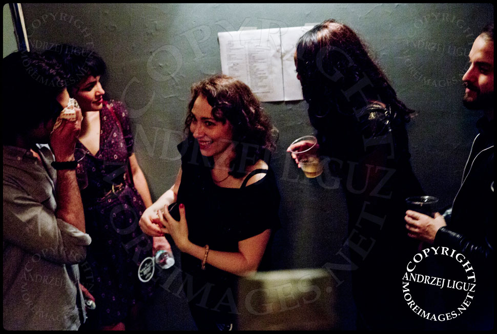 Norah Jones and Regina Spektor catching up backstage © Andrzej Liguz/moreimages.net. Not to be used without permission