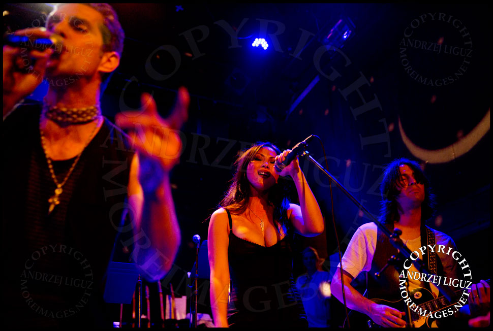 Perry Farrell performing Time Is On My Side with wife Etty Lau Farrell © Andrzej Liguz/moreimages.net. Not to be used without permission