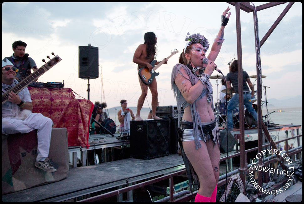 Natalia singing with Thievery Corp at Burning Man © Andrzej Liguz/moreimages.net. Not to be used without permission