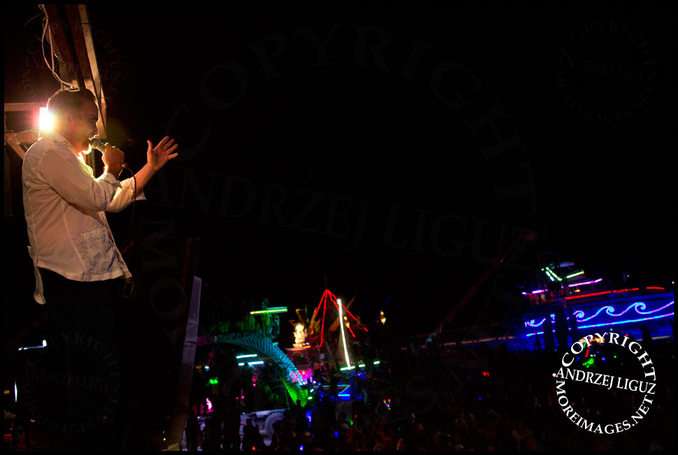 Frank Orrall singing with Thievery Corp at Burning Man © Andrzej Liguz/moreimages.net. Not to be used without permission